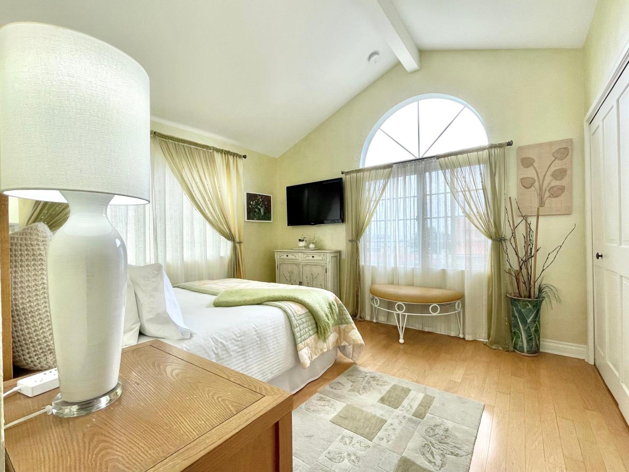 Casa Lux Monica Prime Santa Monica Luxury One-of-a-kind Apartment *